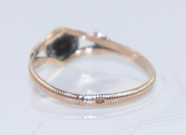 Antieke Nederlandse gouden ring met facetgeslepen granaat, 19e eeuw