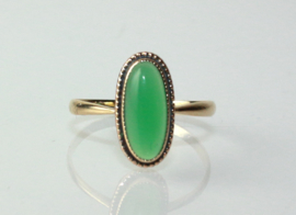 Antieke gouden ring met cabuchon geslepen groene edelsteen