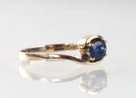 Antieke roodgouden ring met saffier
