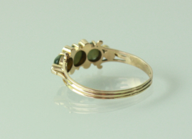 Fraaie Art Nouveau gouden ring met groene kattenoog (chrysoberyl) en zaadparels