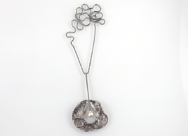 Grote organische zilveren hanger met parel aan collier