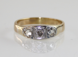 Antieke gouden ring met oudslijpsel diamant en roosdiamanten.