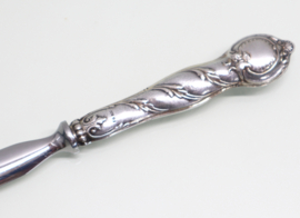 Antieke briefopener met zilveren handvat