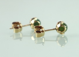 Gouden oorknoppen met jade in lusvormige zetting