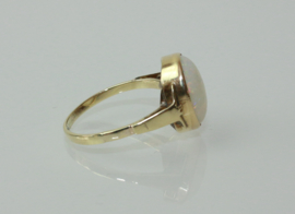 Nederlandse vintage gouden ring met grote opaal