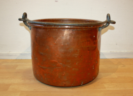 Antieke roodkoperen aker /  houtbak