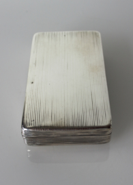 Antieke zilveren tabaksdoos met ribbeldecor, 1819