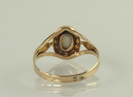 Antieke gouden ring met opaal en zaadparels, jaren ‘20/’30