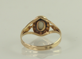 Antieke gouden ring met opaal en zaadparels, jaren ‘20/’30