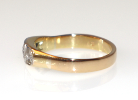 Antieke gouden ring met oudslijpsel diamant en roosdiamanten.