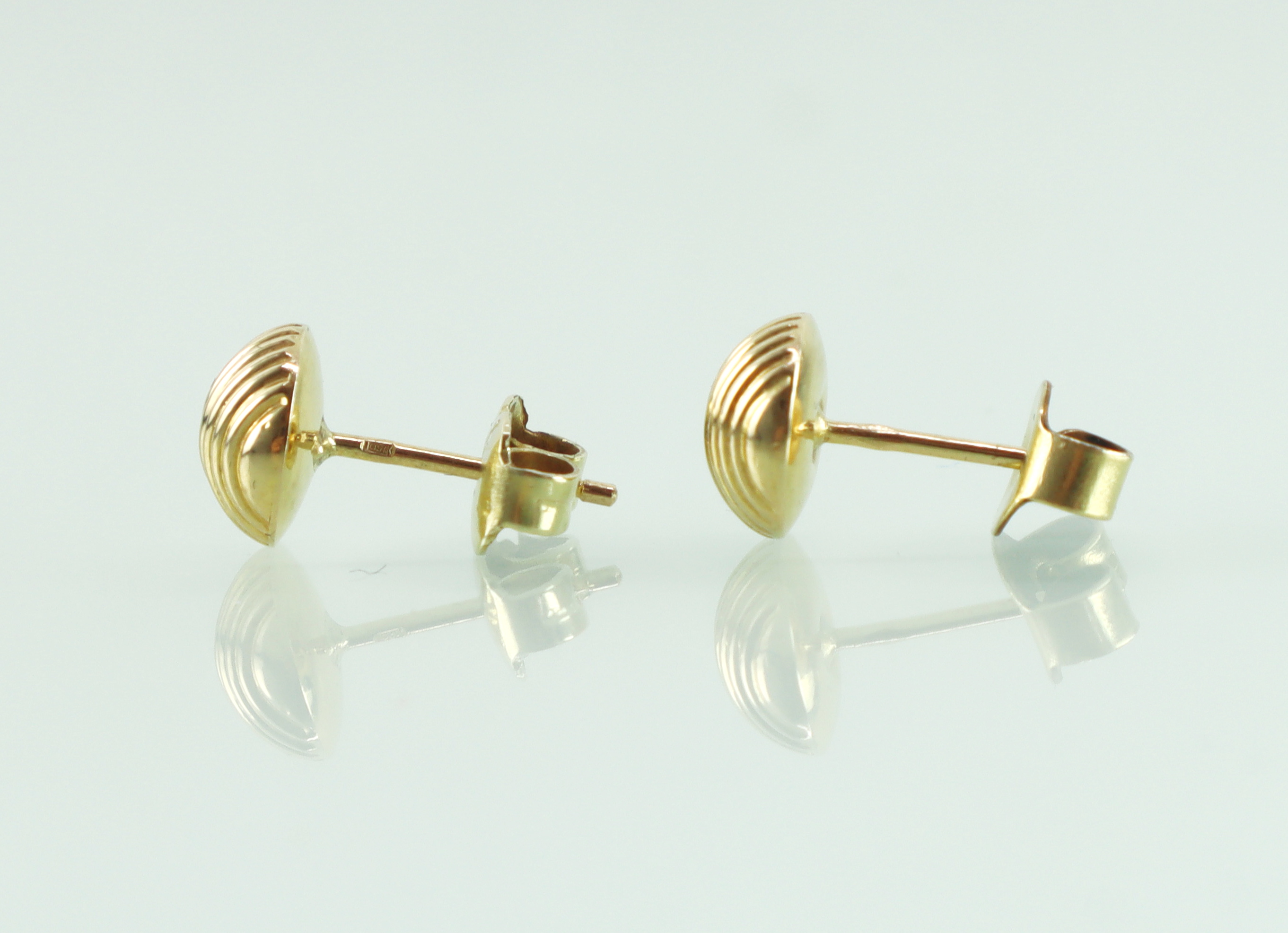 Gouden oorknoppen ribbels 18 karaat