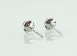 Witgouden oorknoppen met diamant
