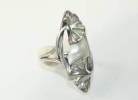 Antieke zilveren Jugendstil ring met bladmotieven en parelmoer