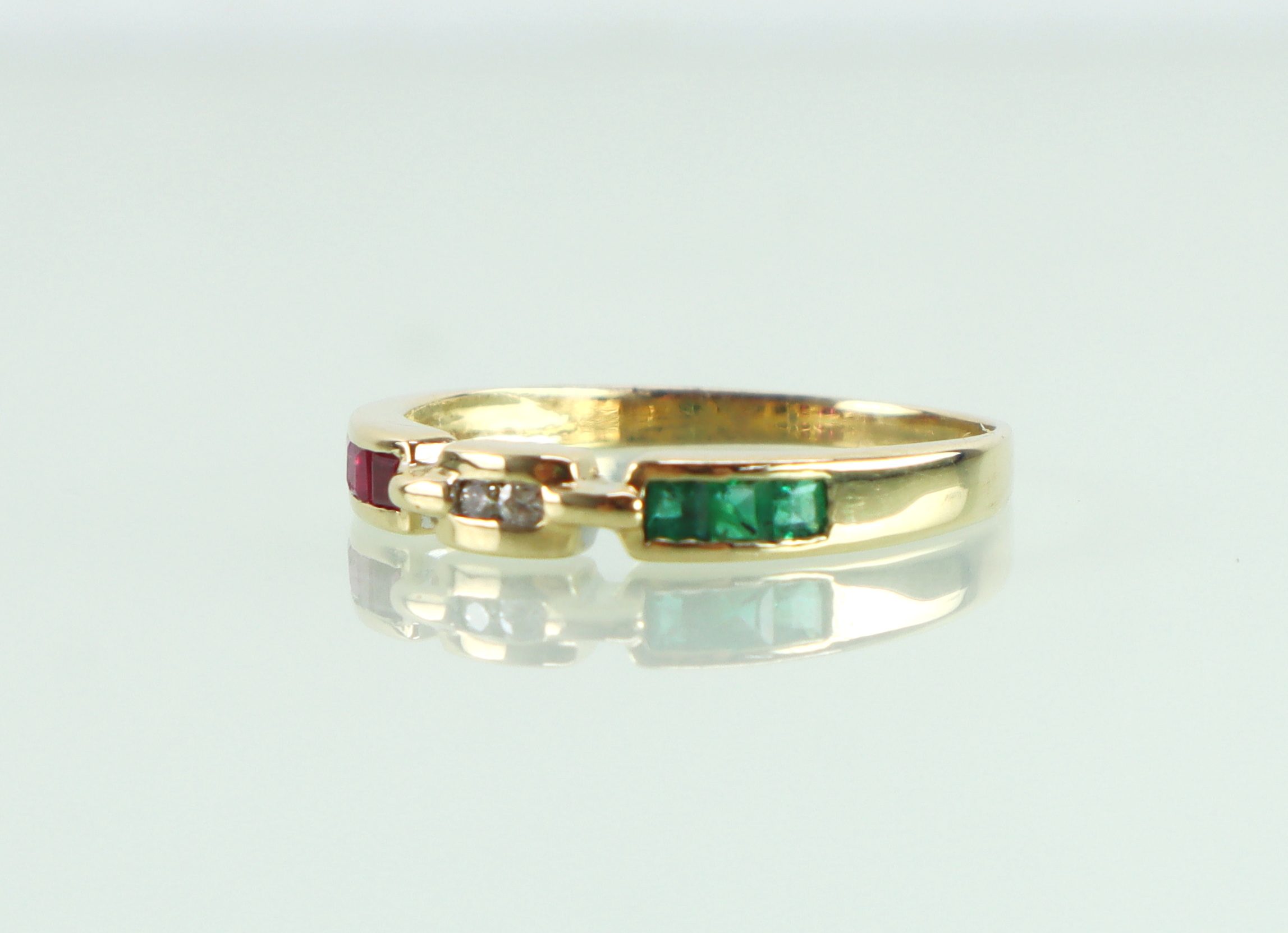 Gouden ring 18 karaat diamant, robijn, smaragd
