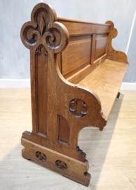 Antieke kerkbank met gotisch snijwerk