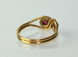 Antieke 20 karaat gouden ring met diamant en robijn