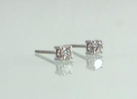 Witgouden solitair oorknoppen 18 karaat met diamant