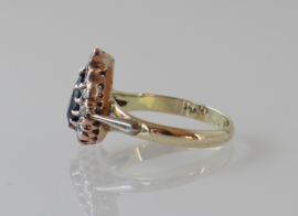 Antieke 14 karaat gouden ring met druppelvormige saffier en roosdiamanten