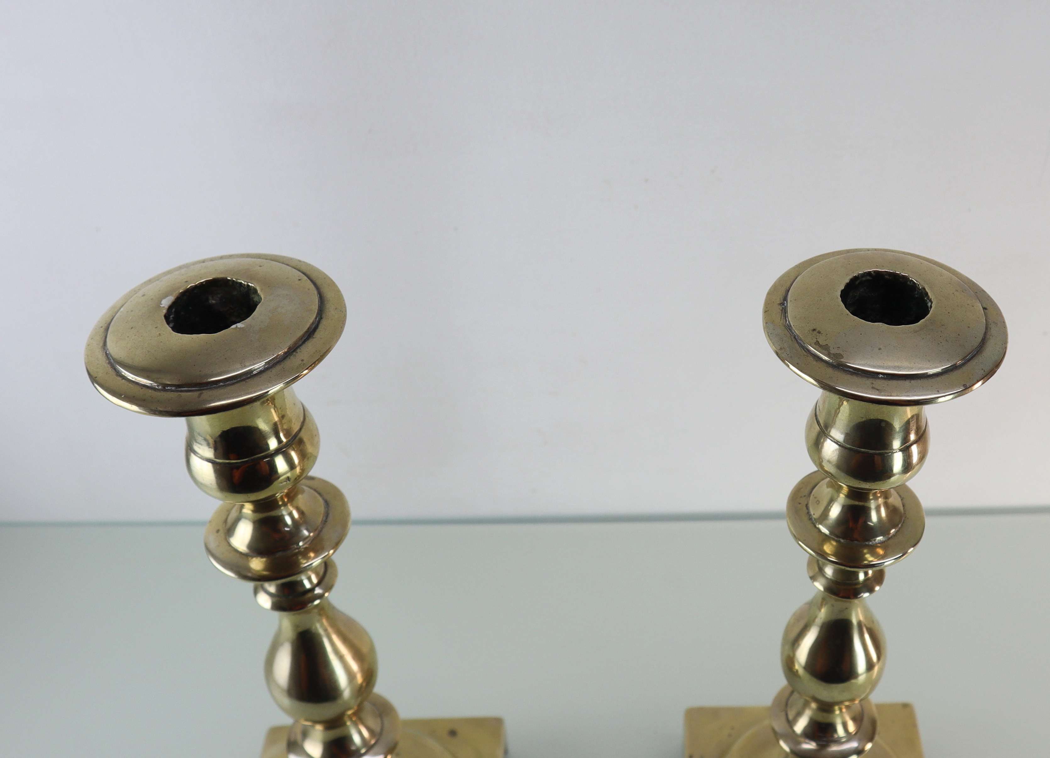 Set bronzen kandelaars, 18e eeuw
