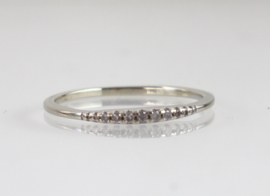 Smalle witgouden rijring aanschuifring met diamantjes