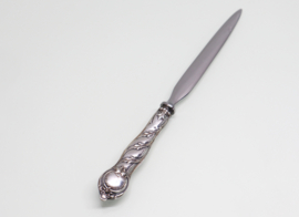 Antieke briefopener met zilveren handvat