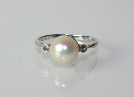 Witgouden ring met parel en roosdiamantjes