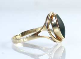 Gouden ring met cabochon malachiet