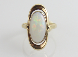 Vintage gouden ring met ovale opaal, jaren ’60.