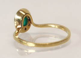 Gouden ring met groene steen en briljanten