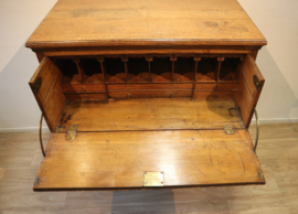 Antieke Engelse commode met schrijfcompartiment