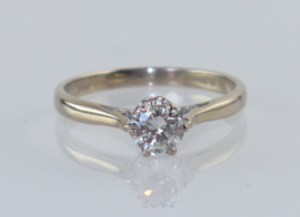 Antieke 18 karaat gouden ring met solitair diamant.