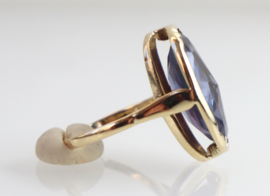 Gouden ring met kleur veranderende saffier