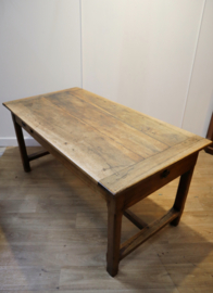 Antieke Franse notenhouten tafel