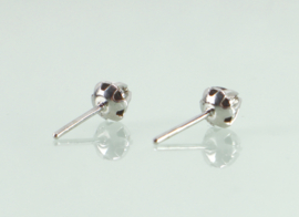 Witgouden oorknoppen met diamant