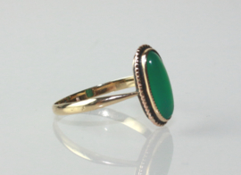 Antieke gouden ring met cabuchon geslepen groene edelsteen