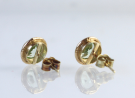 Bijzondere vintage gouden oorknoppen met annagroen glas