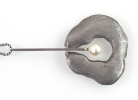 Grote organische zilveren hanger met parel aan collier