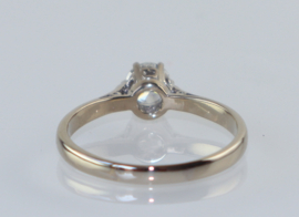 Antieke 18 karaat gouden ring met solitair diamant.