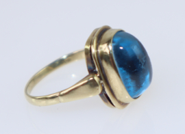 Antieke gouden ring met cabochon aquamarijn glas