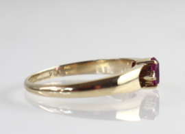 Gouden ring met roze saffier en diamant