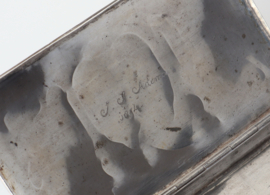 Antieke zilveren gegraveerde tabaksdoos 1854
