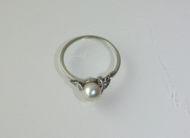 Vintage witgouden ring met cultivé parel en 8 single cut diamanten