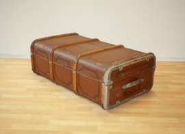 Antieke reiskoffer met houten banden