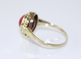 Vintage gouden ring met cabuchon geslepen bloedkoraal