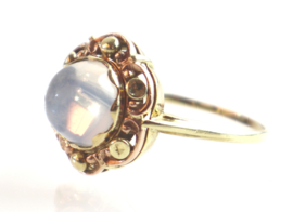 Vintage gouden ring met grote cabochon geslepen maansteen.