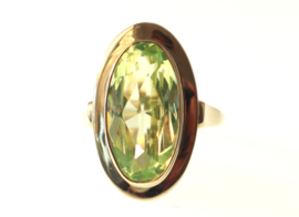 Bijzondere vintage gouden ring met annagroen-glas