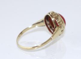 Vintage gouden ring met cabuchon geslepen bloedkoraal