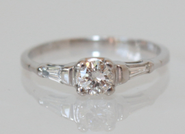 Antieke Art Deco witgouden ring met oudslijpel diamant en tapse baguettes