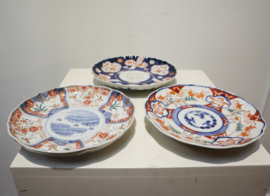 Drie antieke Imari porseleinen borden