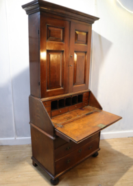 Antieke Engelse secretaire met boekenopstand, 18e eeuw.